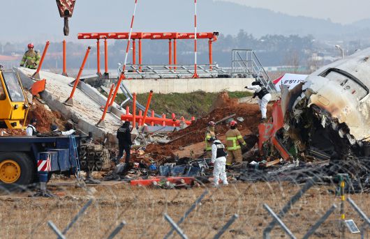 30일 전남 무안군 무안국제공항 활주로 인근의 방위각 시설(로컬라이저)이 전날 제주항공 여객기와의 충돌 여파로 파손돼 있다. 방위각 시설은 공항의 활주로 진입을 돕는 역할을 하는 일종의 안테나로, 흙으로 된 둔덕 상부에 있는 콘크리트 기초 위에 안테나가 서 있는 구조다. /신현종 기자