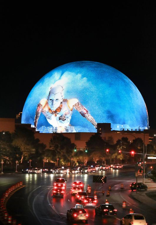 지난 6일 CES 2025가 열리는 라스베이거스에서 구형 공연장 스피어 외벽에 로봇 영상이 상영되고 있다. 스피어 내에는 16만7000개의 AI 기반 스피커와 바람과 냄새, 온도를 제어하는 기술이 적용돼 실감 나는 콘텐츠를 구현할 수 있다. 올해 CES에서는 메타버스와 가상 체험 등 침체기에 빠진 기술들이 AI와 결합하며 부활했다. /연합뉴스