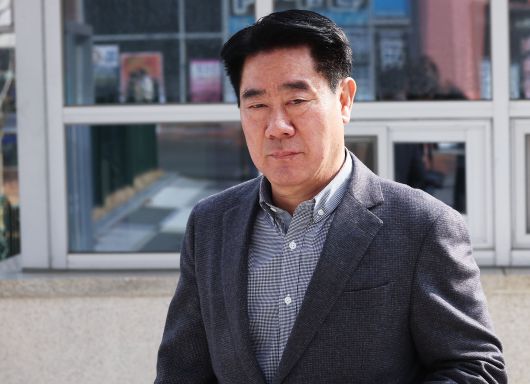 부정처사 후 수뢰 혐의로 기소된 최윤길 전 성남시의장이 지난해 2월 14일 오후 경기 수원시 영통구 수원지방법원에서 열린 선고공판을 마친 뒤 나오고 있다. /뉴스1