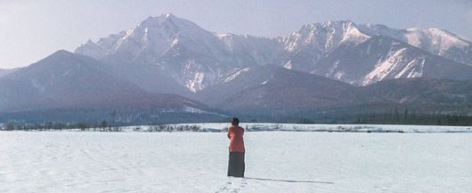 ‘러브레터’ 주요 촬영지는 오타루. 하지만 주인공 히로코가 ‘오겡끼데스까’를 외치는 뒷모습은 이와이 슌지가 별도로 찾아낸 나가노의 야쓰가타케산 근처에서 찍었다. 배우도 촬영 스태프다.