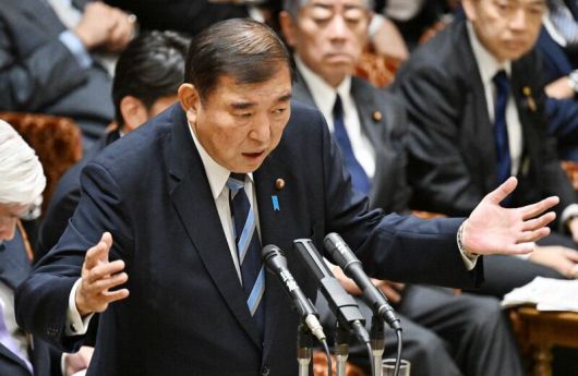 지난달 일본 참의원 예산위원회에 출석해 야당 의원 질문에 답하고 있는 이시바 시게루 총리/마이니치신문 디지털