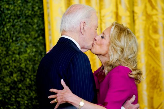 조 바이든 대통령(왼쪽)과 배우자 질 바이든 여사가 지난해 11월 백악관에서 열린 한 행사에서 입을 맞추고 있다. /UPI 연합뉴스