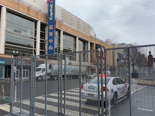 19일 도널드 트럼프 대통령 당선인이 참석하는 '매가(MAGA·미국을 다시 위대하게)' 승리 집회가 열리는 워싱턴DC의 캐피털 원 아레나 경기장 주변에 철제 펜스가 설치돼 있다. /워싱턴=김은중 특파원