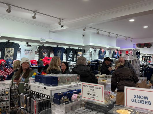 18일 워싱턴DC의 도널드 트럼프 대통령 당선인 기념품 가게를 지지자들이 둘러보고 있다. /워싱턴=김은중 특파원