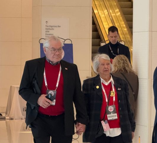 18일 워싱턴DC의 한 호텔에서 만난 도널드 트럼프 대통령 당선인 지지자 스티븐·메리엄 부부. /워싱턴=김은중 특파원