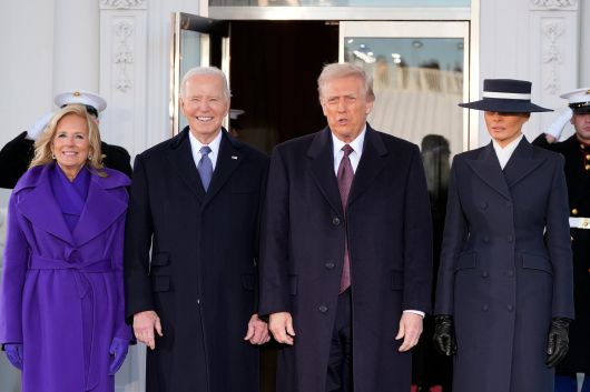 도널드 트럼프 미국 대통령 당선인(오른쪽에서 2번째)이 20일 백악관에서 조 바이든 대통령(왼쪽에서 2번째)와 만나 기념 촬영을 하고 있다. 왼쪽부터 질 바이든 여사, 바이든, 트럼프, 멜라니아 여사. /AP 연합뉴스