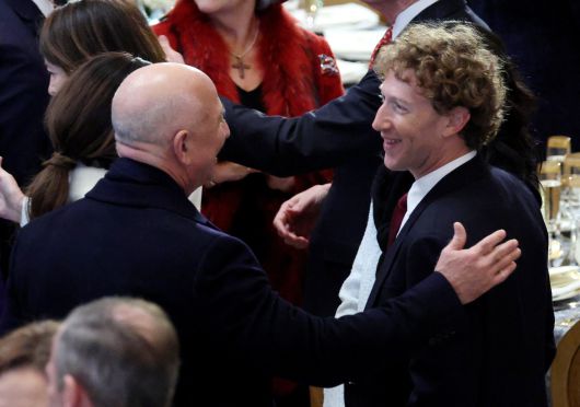 20일 도널드 트럼프 미국 대통령 취임식에 참석한 마크 저커버그 메타 창업자와 제프 베이조스 아마존 창업자가 대화를 나누고 있다. / 로이터 연합뉴스