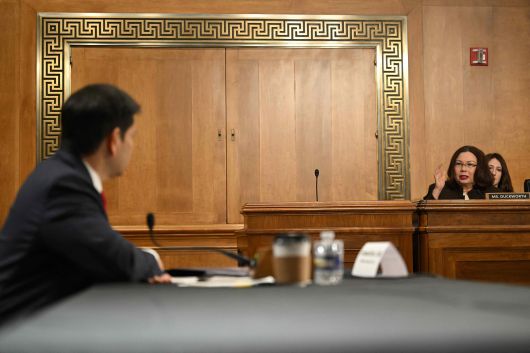 민주당 태미 덕워스(오른쪽) 상원의원이 지난 15일 워싱턴 DC 국회의사당에서 열린 미국무장관 후보자 청문회에서 마코 루비오 상원의원에게 질문하고 있다. /AFP 연합뉴스