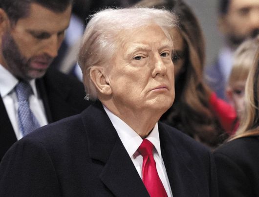 21일 미국 워싱턴 DC 국립대성당에서 열린 국가기도회에 참석한 도널드 트럼프 대통령이 굳은 표정으로 앉아 있다. 그는 이날 설교에서 자신의 정책에 쓴소리한 메리앤 에드거 버드 주교를 맹비난했다. /AP 연합뉴스