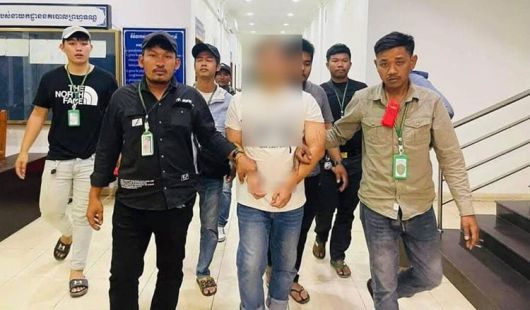 지난 18일(현지시각) 캄보디아에서 한국인 A(43)씨가 캄보디아인 여성을 살해한 혐의로 현지 경찰에 체포된 모습./크메르타임스