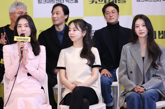 내달 8일 개막하는 연극 '꽃의 비밀'에 미모의 술고래 여성 '모니카'로 출연하는 배우 이연희, 안소희, 공승연(왼쪽부터). /연합뉴스