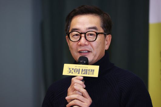 내달 8일 개막 예정인 연극 '꽃의 비밀' 간담회에 참석해 질문에 답하는 연출가 장진. 작가이자 영화감독으로도 자신만의 스타일을 구축해온 그가 코미디 연극으로 대학로에 돌아온다. /연합뉴스