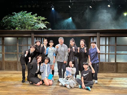 연극 '바닷마을 다이어리'의 원작 영화감독 고레에다 히로카즈 감독(가운데 회색 상의 남자)은 2023년 10월 13일 서울 예술의전당 자유소극장을 찾아 연극을 직접 관람했다. 이날 공연 뒤 출연 배우들과 찍은 기념 사진. /라이브러리 컴퍼니