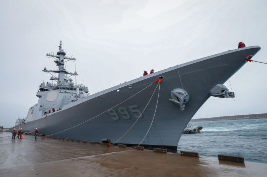 1일 해군기동함대사령부 최신예 이지스구축함 정조대왕함(DDG-II·8200톤급)이 모항인 해군제주기지에 입항하고 있다. /뉴스1