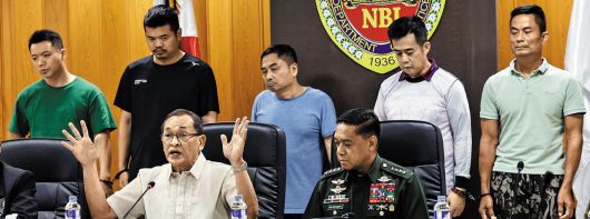 지난달 30일 필리핀 마닐라 국가수사국(NBI)에서 하이메 산티아고(앞줄 왼쪽) 국가수사국 국장과 로미오 브라우너(앞줄 오른쪽) 필리핀군 참모총장이 체포된 중국인 다섯 명을 뒤에 세워 놓고 이들의 간첩 혐의에 대해 기자들에게 설명하고 있다. 이 중국인들은 대만인 관광객으로 위장해 필리핀 서부 팔라완섬의 군사 기지를 불법 촬영하다가 지난 24~25일 필리핀 당국에 적발됐다. /EPA 연합뉴스