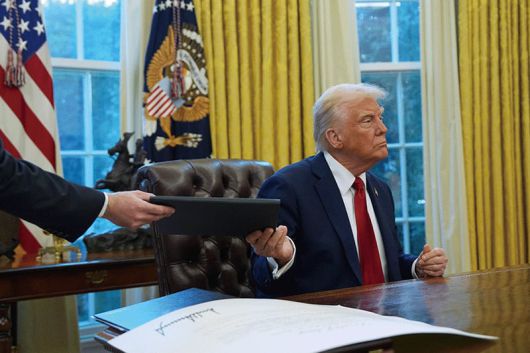 지난달 30일 백악관에서 서명한 행정명령서를 비서에게 건네는 도널드 트럼프 미국 대통령. /뉴시스