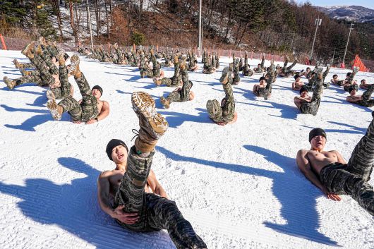 해병대 수색대대 장병들이 영하의 날씨와 강설을 극복하며, 강인한 체력과 해병대정신을 함양하기 위한 체력단련(PT, 구보)을 실시하고 있다./뉴스1