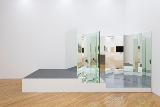 하종현, 〈작품〉, 1970(2025 재제작), 거울, 두개골 및 골반 엑스레이, 혼합매체, 가변크기. 사진 남서원. 제공 아트선재센터. ⓒ 2025. Art Sonje Center all rights reserved.