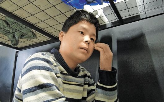 2025년 2월 우크라이나 키이우 인근 포로수용소에서 본지 정철환 특파원과 인터뷰 하고 있는 북한군 백모(21)씨. 2025년 2월 / 정철환 특파원