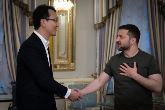 2023년 5월 본지 정철환 특파원이 우크라이나 키이우 시내에 있는 대통령 집무실에서 볼로디미르 젤렌스키 우크라이나 대통령과 만나 악수를 나누고 있다. 당시 본지는 한국 언론 처음으로 젤렌스키 대통령을 인터뷰했다./우크라이나 대통령실 제공
