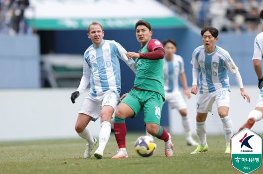 주민규(가운데)가 23일 친정팀 울산전에서 몸싸움을 벌이고 있다. /한국프로축구연맹