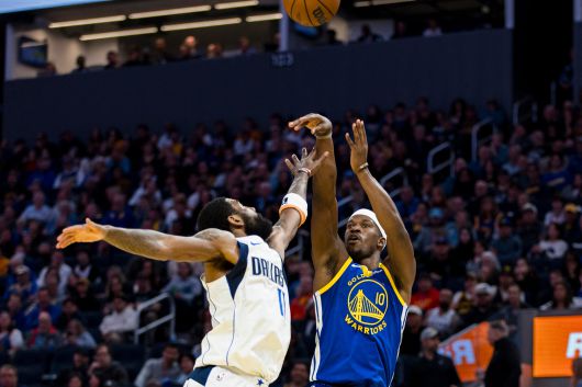 23일(현지 시각) 미국프로농구 골든스테이트 워리어스의 지미 버틀러(오른쪽)가 댈러스 매버릭스 카이리 어빙을 앞에 두고 슛을 하고 있다./Imagn Images·연합뉴스