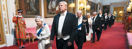 2019년 6월 영국 엘리자베스 2세 여왕과 도널드 트럼프 미국 대통령을 포함한 영국 왕실과 미 정부 인사들이 영국 런던 버킹엄궁에 있는 연회장으로 들어가고 있다. /AP 연합뉴스