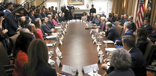 도널드 트럼프 미국 대통령이 2025년 2월 26일 워싱턴 DC 백악관에서 2기 임기 들어 처음 소집해 개최한 내각회의 모습. 전쟁 상황실(war room)을 연상시킬 정도의 규율과 긴장감이 가득하다. 오른쪽 중앙의 트럼프를 중심으로 각료들이 둘러앉은 가운데, 최고 실세인 일론 머스크 정부효율부 수장(테슬라 CEO)이 모자 쓴 캐주얼 차림으로 벽난로 오른쪽에 서 있다. 트럼프는 J D 밴스 부통령에 앞서 머스크에게 발언권을 줄 정도로 그를 챙겼다./AP 연합뉴스