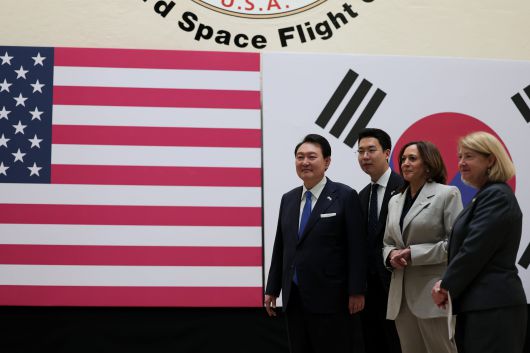 윤석열 대통령이 2023년 4월 25일(현지시간) 워싱턴DC 인근 미국 항공우주국(NASA) 고다드 우주비행센터를 방문해 카멀라 해리스 미국 부통령과 나란히 이동하고 있다. 이는 한미 우주협력 동맹 구축을 위한 노력의 일환이라고 대통령실은 설명했다./뉴스1