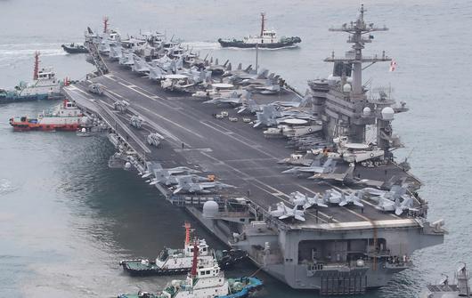 미 해군 핵추진 항공모함 ‘칼빈슨함’이 2일 오후 부산 남구 해군 작전 사령부 부산 작전 기지에 입항하고 있다. 미국의 항공모함이 한반도에 전개된 것은 8개월 만이자, 미 트럼프 2기 행정부 출범 이후 처음이다.길이 333m, 폭 77m, 무게 10만여 톤, 승조원 6000여 명에 달하는 니미츠급 항모인 칼빈슨함은 항공기 80여 대를 탑재할 수 있어 '떠다니는 군사기지'로 불린다./김동환 기자