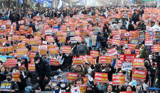 8일 오후 서울 종로구 안국동 사거리에서 열린 야5당 공동 윤석열 파면 촉구 2차 범국민대회에서 참가자들이 윤 대통령 탄핵을 촉구하고 있다. /남강호 기자