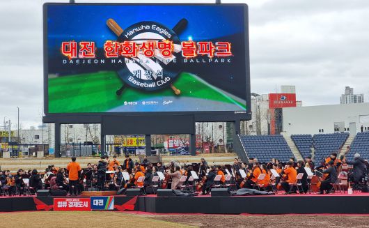 야구장 전광판(가로 33, 세로 18m)은 국내 야구장에서 가장 크다. /신현종 기자