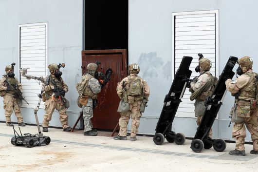 유무인 복합전투체계 활용 '한미연합 WMD(대량살상무기) 제거훈련'에서 미2사단 장병들이 시설에 진입하고 있다. 왼쪽에 있는 로봇이 미군 '팩봇'으로 이번 훈련에서는 정찰용으로 활용됐다. /연합뉴스