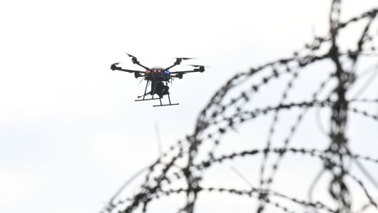 25사단 장병들이 소총사격무인항공기를 활용해 의심시설 내 대항군을 공격하고 있는 모습. 회전익 드론 하부에 소총이 달려있다. /육군