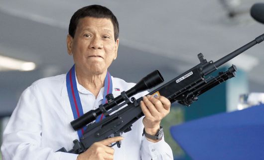 재임 시절 소총 든 두테르테 - 로드리고 두테르테 전 필리핀 대통령이 재임 시절인 2018년 4월 마닐라 경찰 본부에서 소총을 들어 보이는 모습. /AP 연합뉴스
