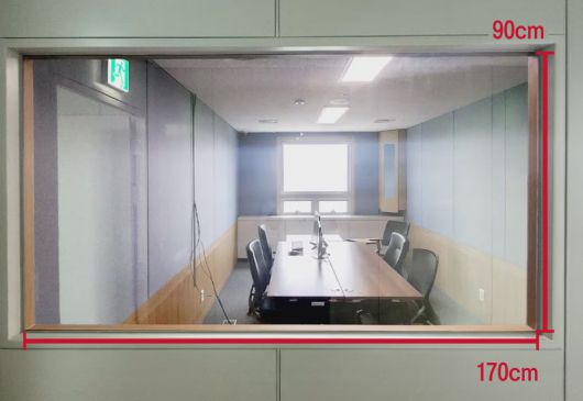 이화영 전 경기도 평화부지사가 '검찰 술자리 회유'가 이뤄졌다고 주장한 수원지검 1313호 검사실 내 영상녹화실의 모습. 수원지검은 "김광민 변호사는 작은 유리창을 통해 영상녹화실 안을 들여다 보아야 하기 때문에 시야가 충분히 확보되지 못한다고 주장했지만, 유리창의 실제 크기는 가로 170cm, 세로 90cm로 교도관이 직접 시야에서 근접 계호했다"고 밝혔다. /수원지검