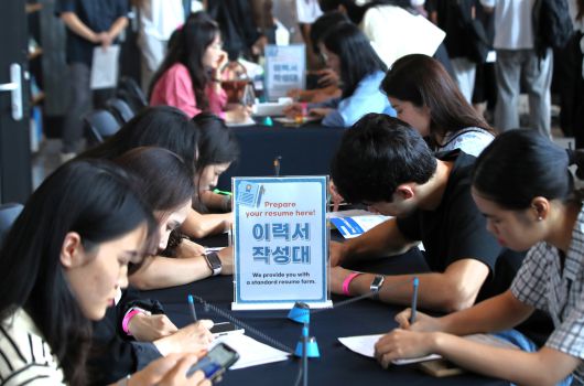 지난해 9월 27일 오후 부산 남구 경성대학교 건학기념관에서 2024 부산광역시 외국인 유학생 취업박람회가 열려 외국인 유학생들이 이력서를 작성하고 있다. 사진은 기사와 직접 관련은 없음. /김동환 기자