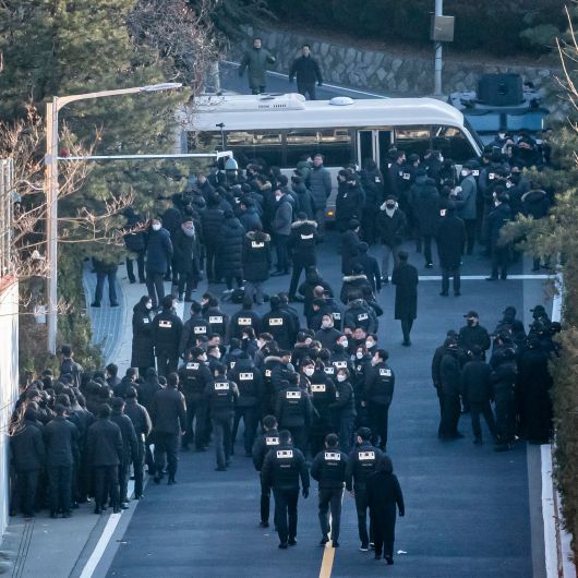 윤석열 대통령에 대한 체포영장 집행에 나선 고위공직자범죄수사처 수사관들이 1월 3일 서울 한남동 대통령 관저 입구에서 경호처와 대치 중이다. /김지호 기자