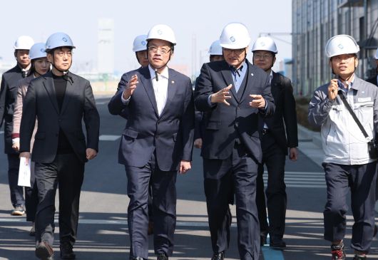 최상목 대통령 권한대행 부총리 겸 기획재정부 장관이 21일 이차전지 재자원화(재활용) 기업인 전북 군산 성일하이텍 공장에서 시설을 둘러보고 있다./연합뉴스