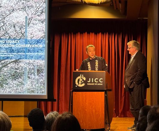 18일 미국 워싱턴 DC의 일본문화원에서 조경가인 론 헨더슨 일리노이대 교수(오른쪽)가 벚꽃 보존에 관한 강의를 하고 있다. /워싱턴=김은중 특파원