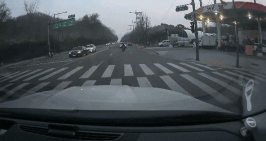 24일 서울 강동구 명일동 한영외고 앞 도로에서 발생한 싱크홀에 오토바이가 그대로 추락하는 모습 /더불어민주당 양부남 의원실