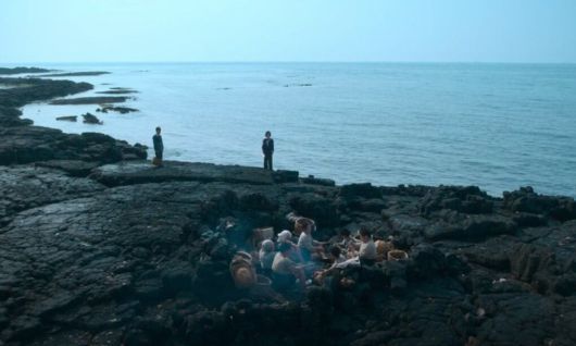 열살 애순이 엄마 광례, 잠녀 이모들과 함께 했던 바다는 김녕해변이다. '폭싹 속았수다' 스틸컷.