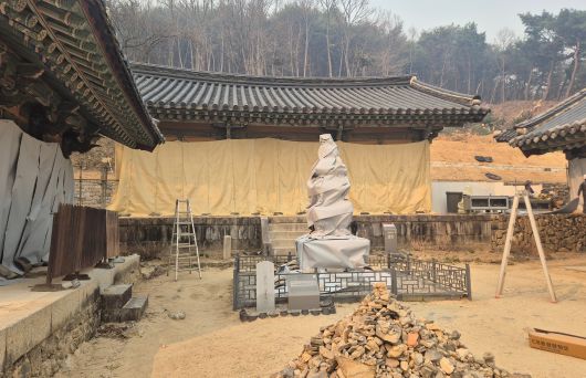 26일 경북 안동시 봉정사 국보 극락전이 방염포로 덮여 있다./연합뉴스