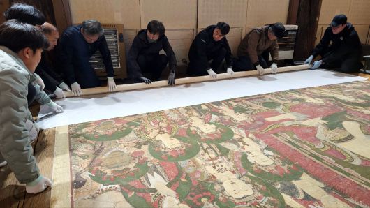 26일 안동 봉정사에서 아미타설법도 긴급 이송 작업을 하고 있다./연합뉴스