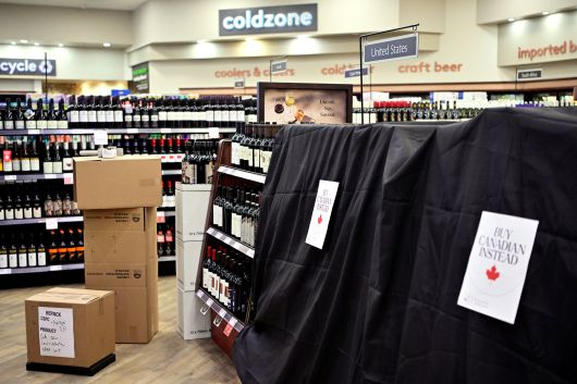 3월 10일 캐나다 브리티시컬럼비아주 밴쿠버의 BC 주류 매장에서 미국산 와인들이 치워진후 진열대가검은 천으로 덮여 있다./로이터 연합뉴스
