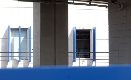 (창원=연합뉴스) 김동민 기자 = 지난 29일 경남 창원시 마산회원구 창원NC파크에서 NC 다이노스와 LG 트윈스 경기 중 3루 방향 건물에 설치된 구조물(붉은 선) 일부가 떨어지는 사고가 발생했다.    이 사고로 관중 3명이 다쳤고, 30일 열릴 예정이던 NC와 LG 경기는 시설물 안전 점검을 위해 연기됐다. 사진은 30일 촬영한 현장 모습.