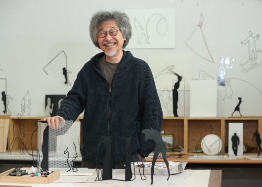 곽남신 작가가 다양한 인간 군상들의 실루엣 형상이 가득한 경기도 곤지암 작업실에 서 있다. /박성원 기자