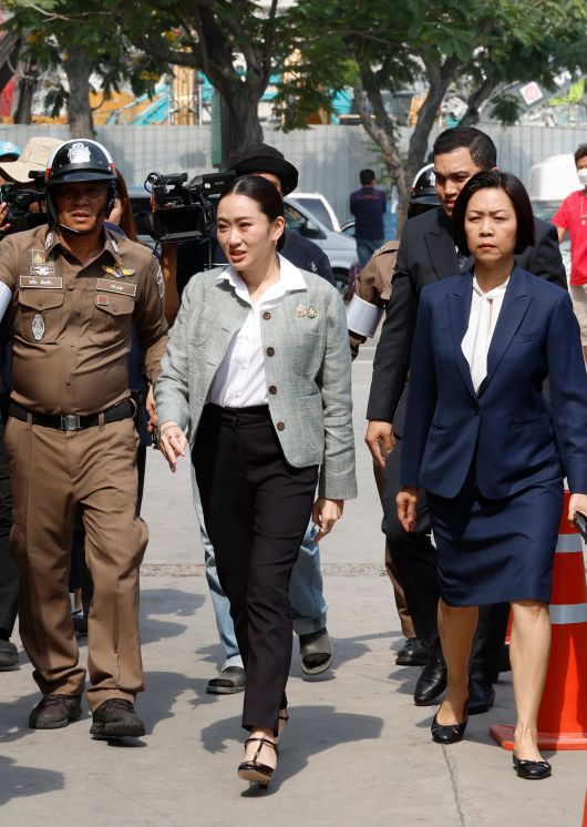 패통탄 친나왓 태국 총리가 4월2일 지진으로 무너진 방콕 감사원 신청사 현장에서 실종 근로자 유족을 만나러 가고 있다. /EPA 연합뉴스