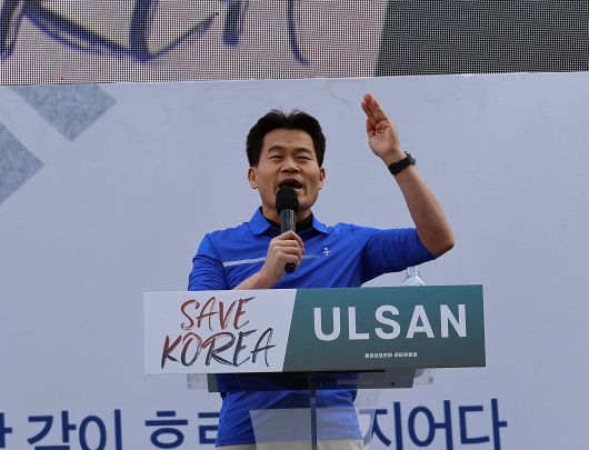 지난달 29일 울산시 남구 번영사거리 일원에서 개신교 단체 세이브코리아가 주최로 열린 윤석열 대통령 탄핵 반대 집회에서 한국사 강사 전한길씨가 연설하고 있다./연합뉴스