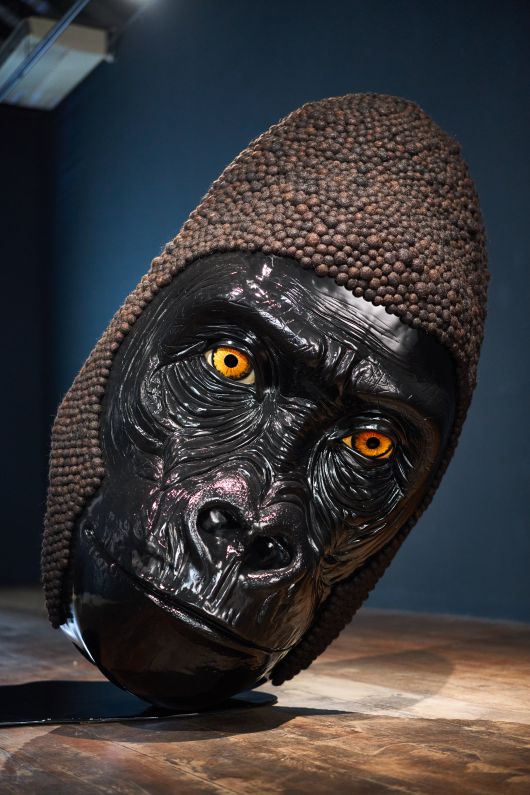 태국 작가 임하타이 쑤왓타나씬의 작품 ‘초승달 고릴라’가 전시장에 비스듬히 놓였다. /한세예스24문화재단